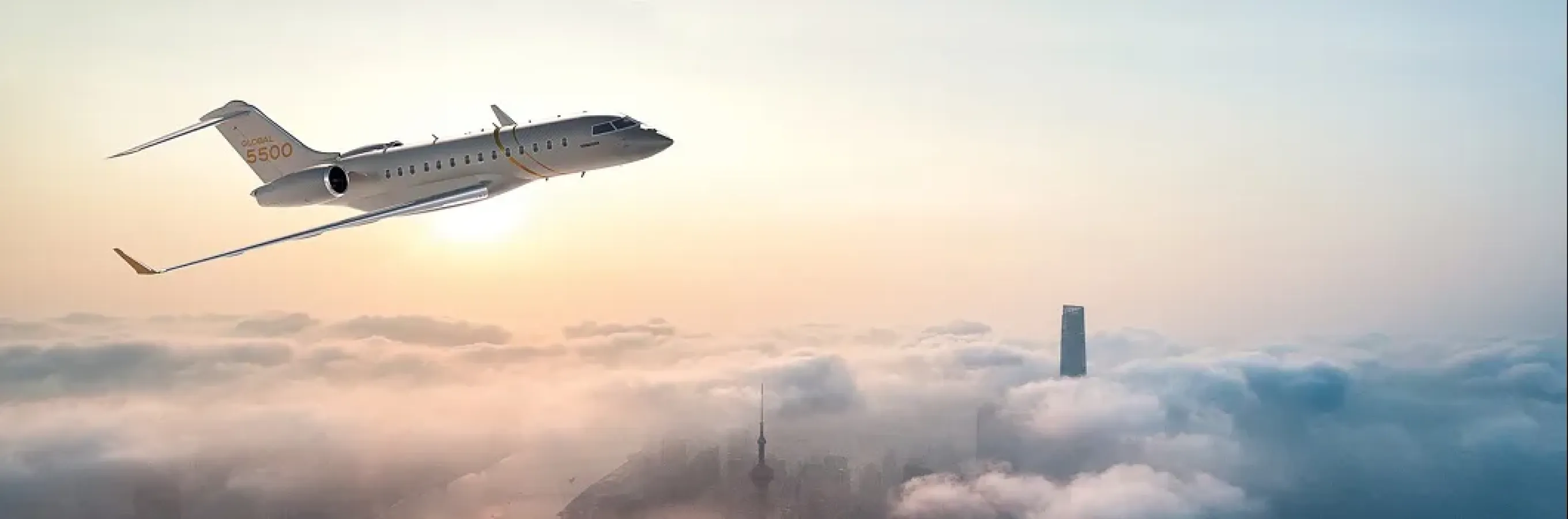 Le biréacteur Global 5500 s’élève au-dessus des nuages.