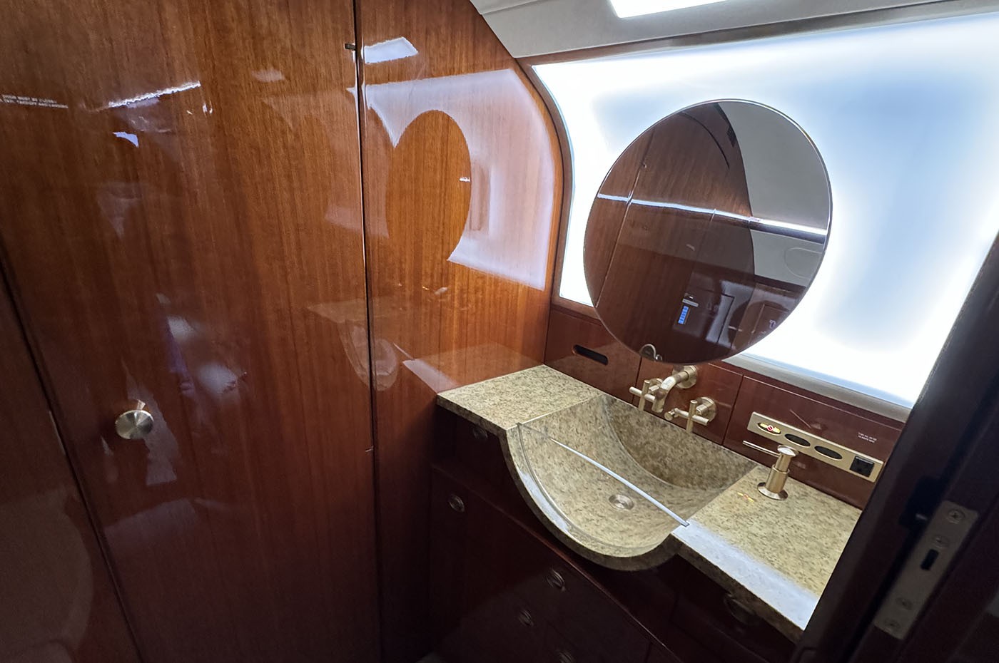 Challenger 300 20197 Lavatory