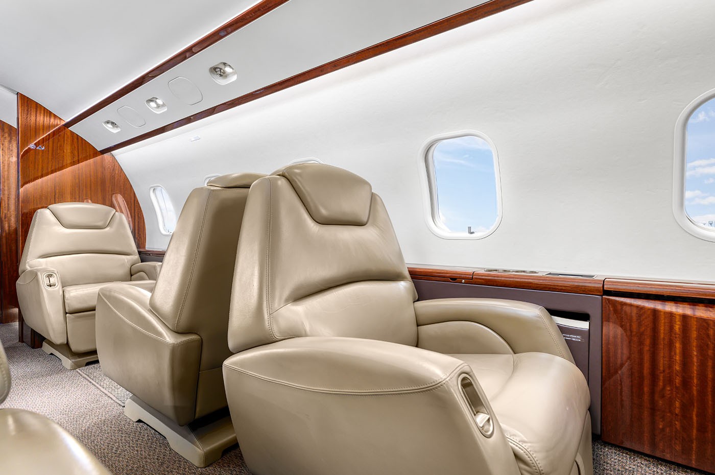 Challenger 300 S/N 20422 Cabin 2