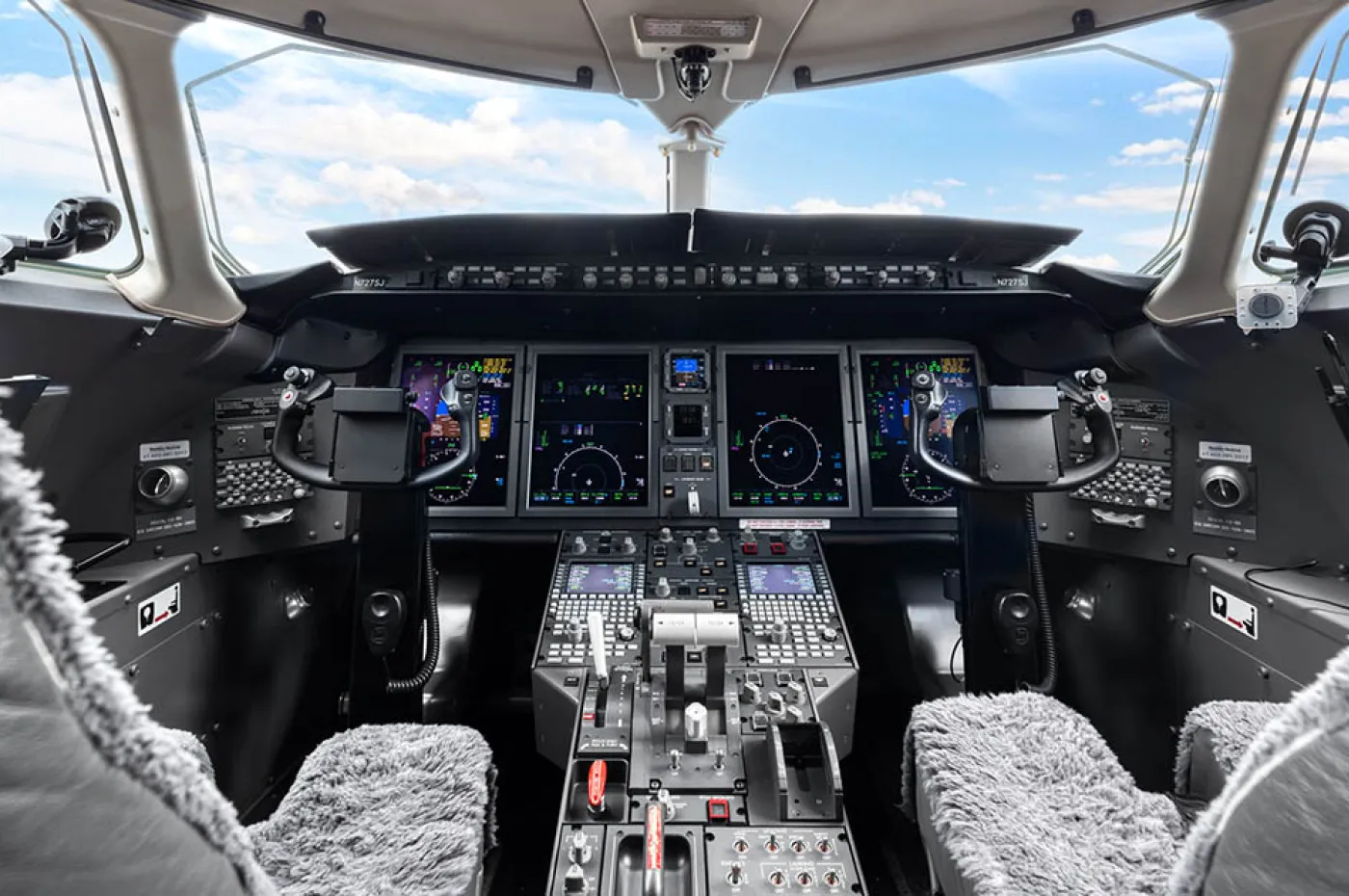 Challenger 300 20039 Cockpit