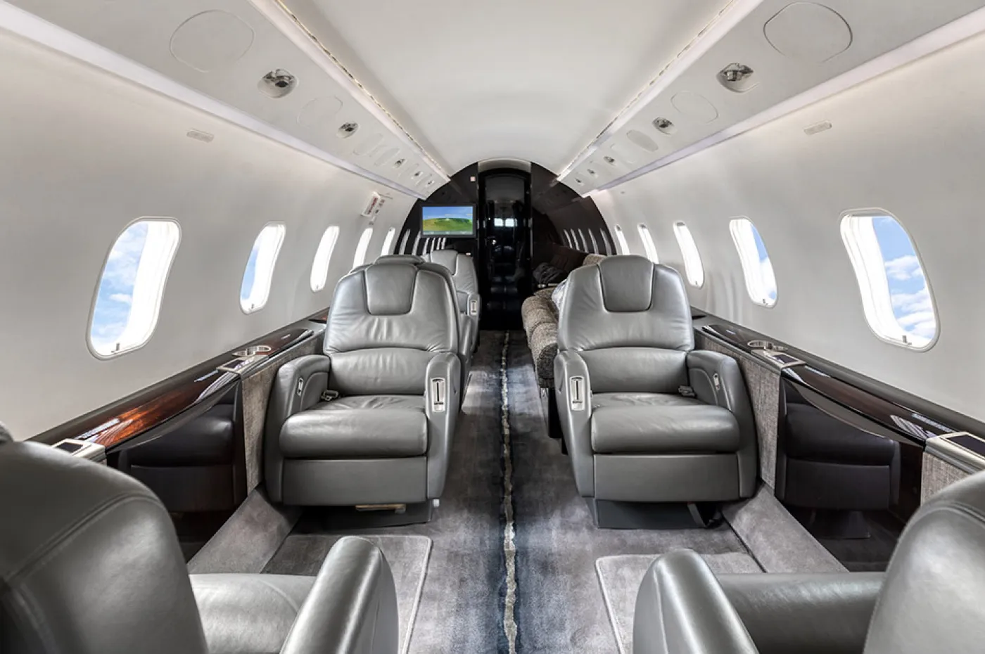 Challenger 300 20039 Cabin 1