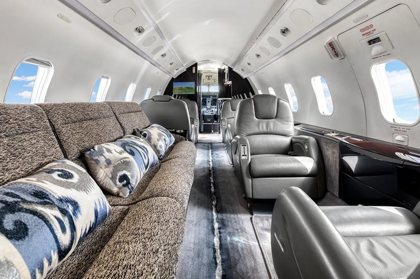 Challenger 300 20039 Cabin 3