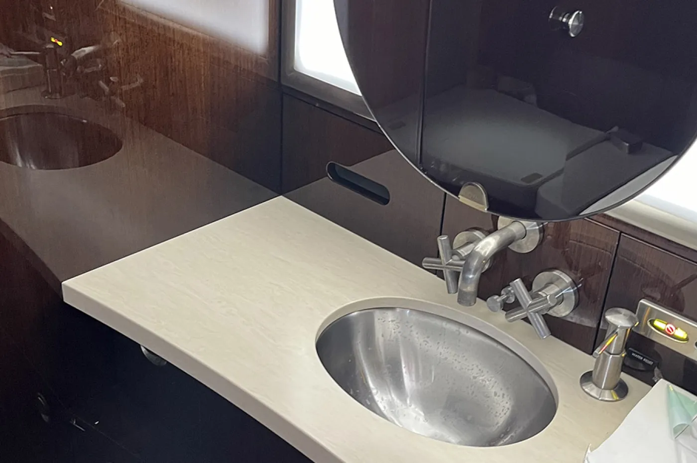 Challenger 300 S/N 20251 Lavatory