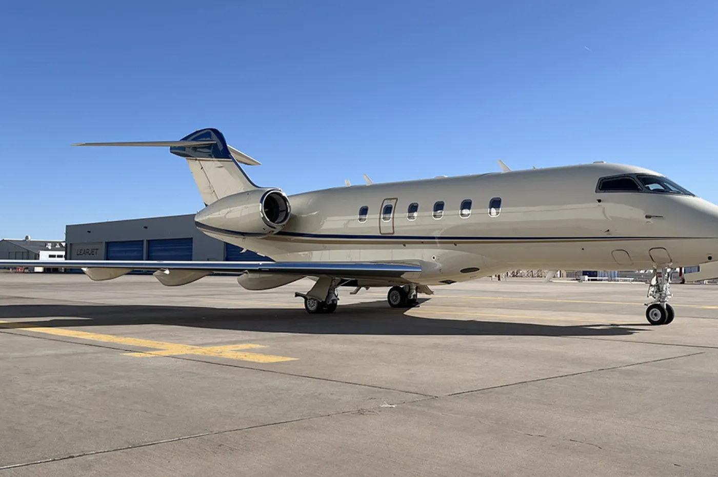 Challenger 300 20158 Cabin Exterior