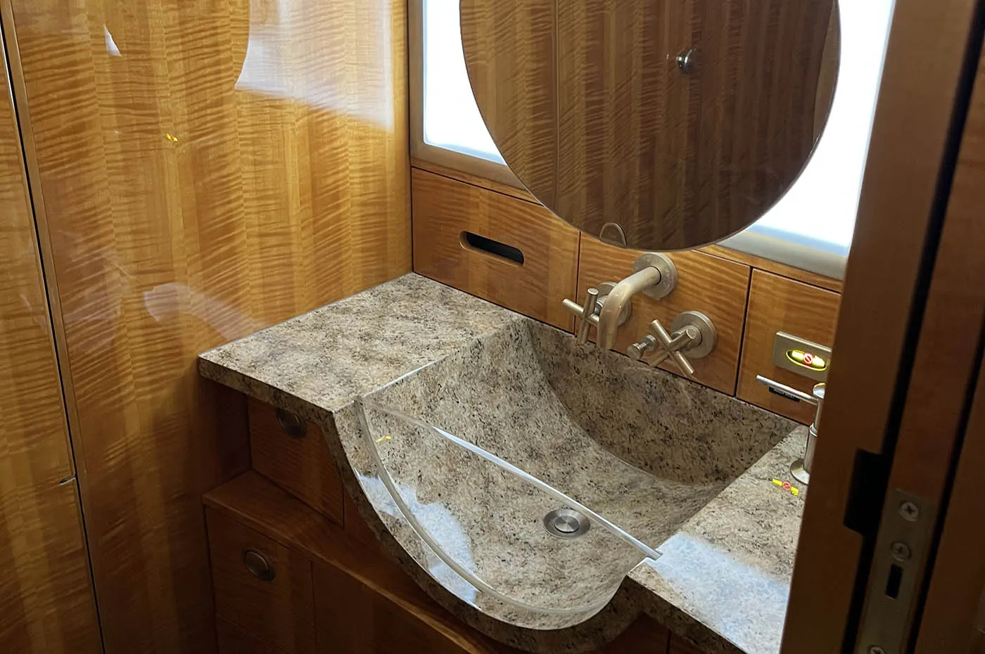 Challenger 300 20158 Cabin Lavatory