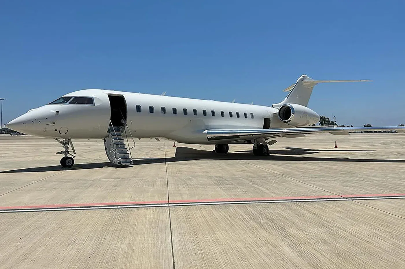 Global 6000 9692 Exterior