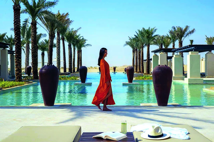 Une femme se promène au centre de villégiature Qasr Al Sarab à Abu Dhabi